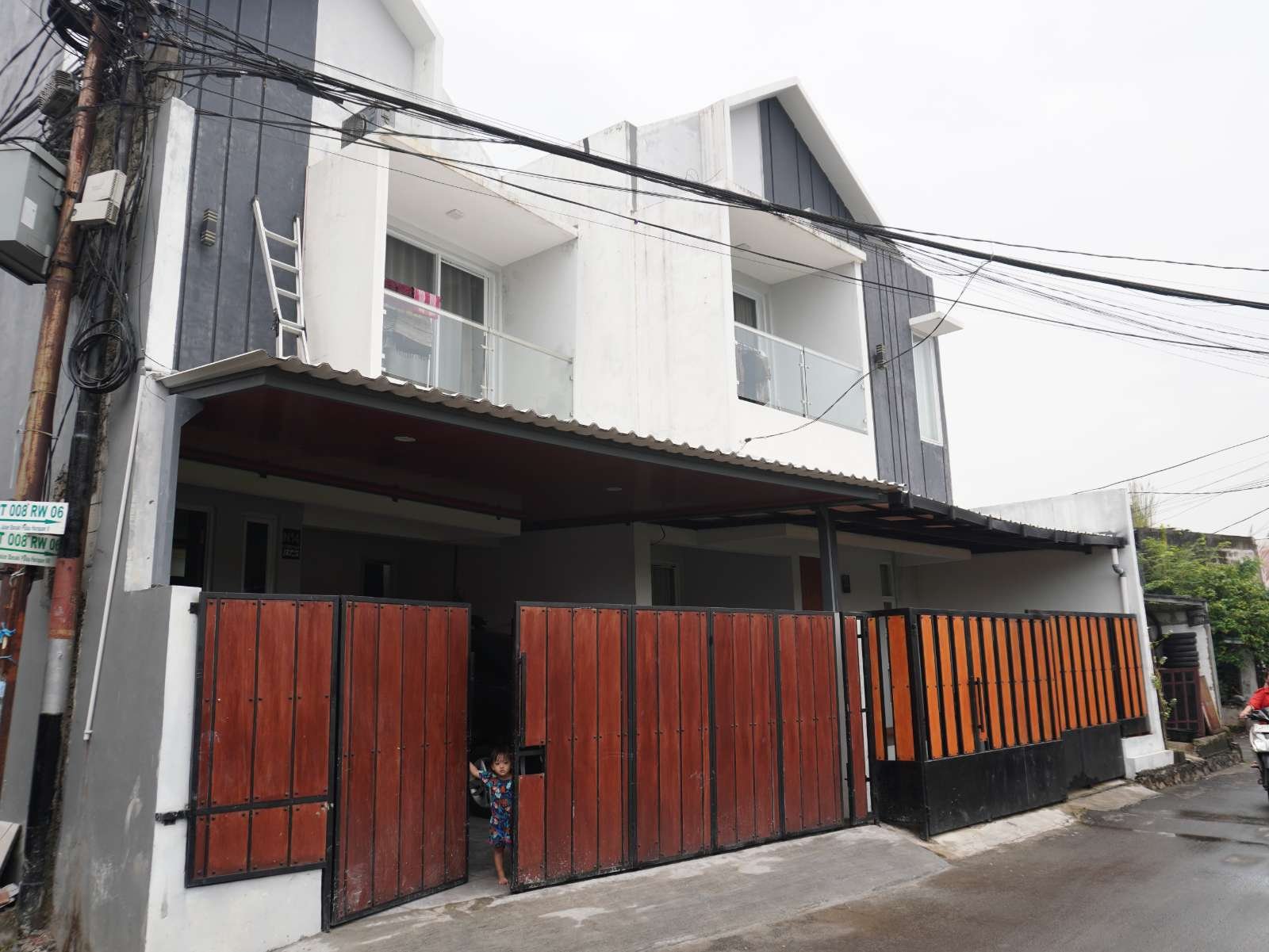 Rumah 2 Lantai Siap Huni. Lokasi Cipayung, Legalitas SHM