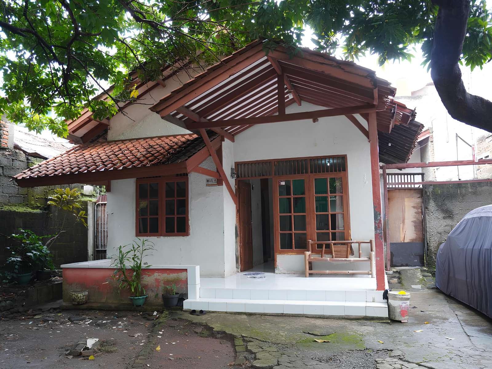 Rumah dengan Halaman Luas Di Kramat Jati Jakarta Timur
