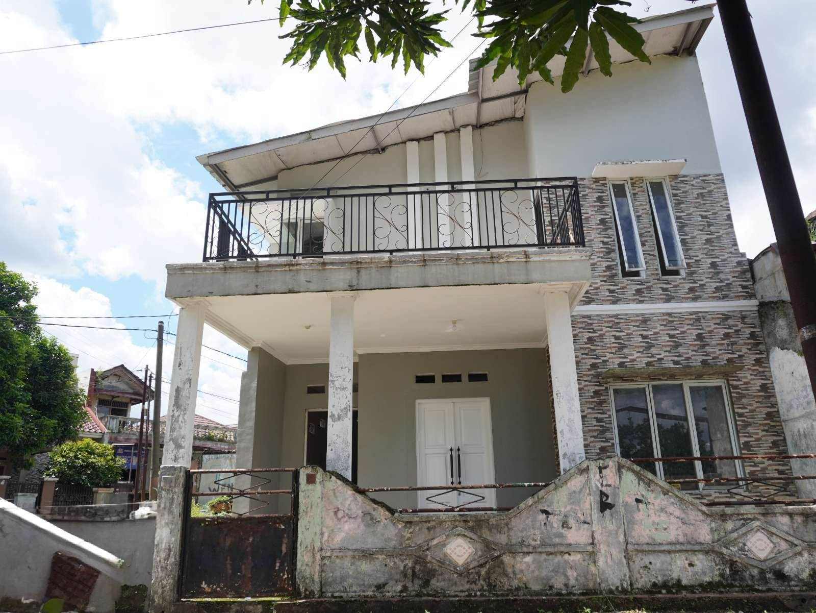 Disewakan Rumah Di Sukamaju dekat villa Duta Pertiwi Cilodong Kota Depok Parkir Luas