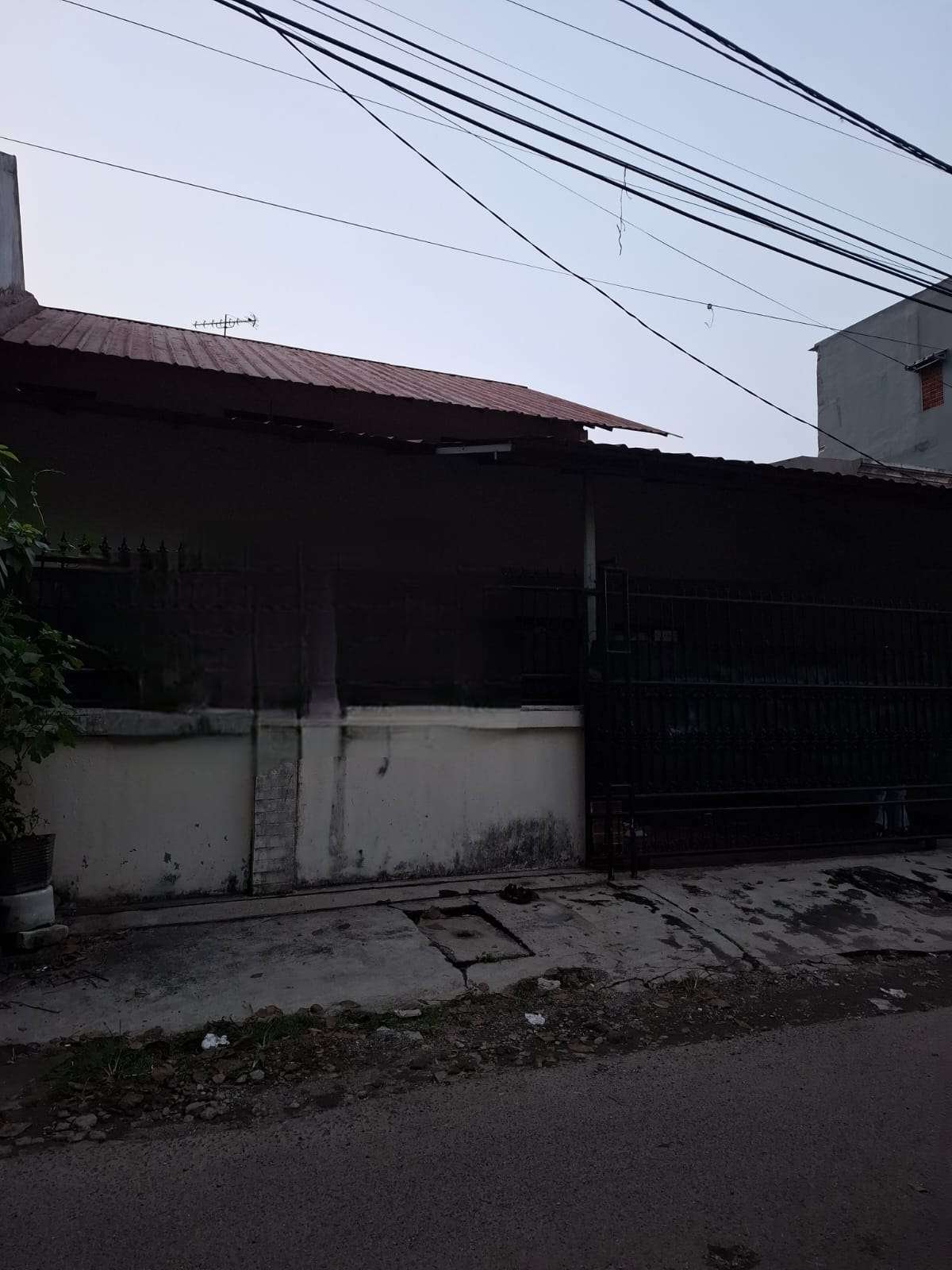 Rumah Di Duren Sawit Strategis Cocok Untuk Kos-kosan
