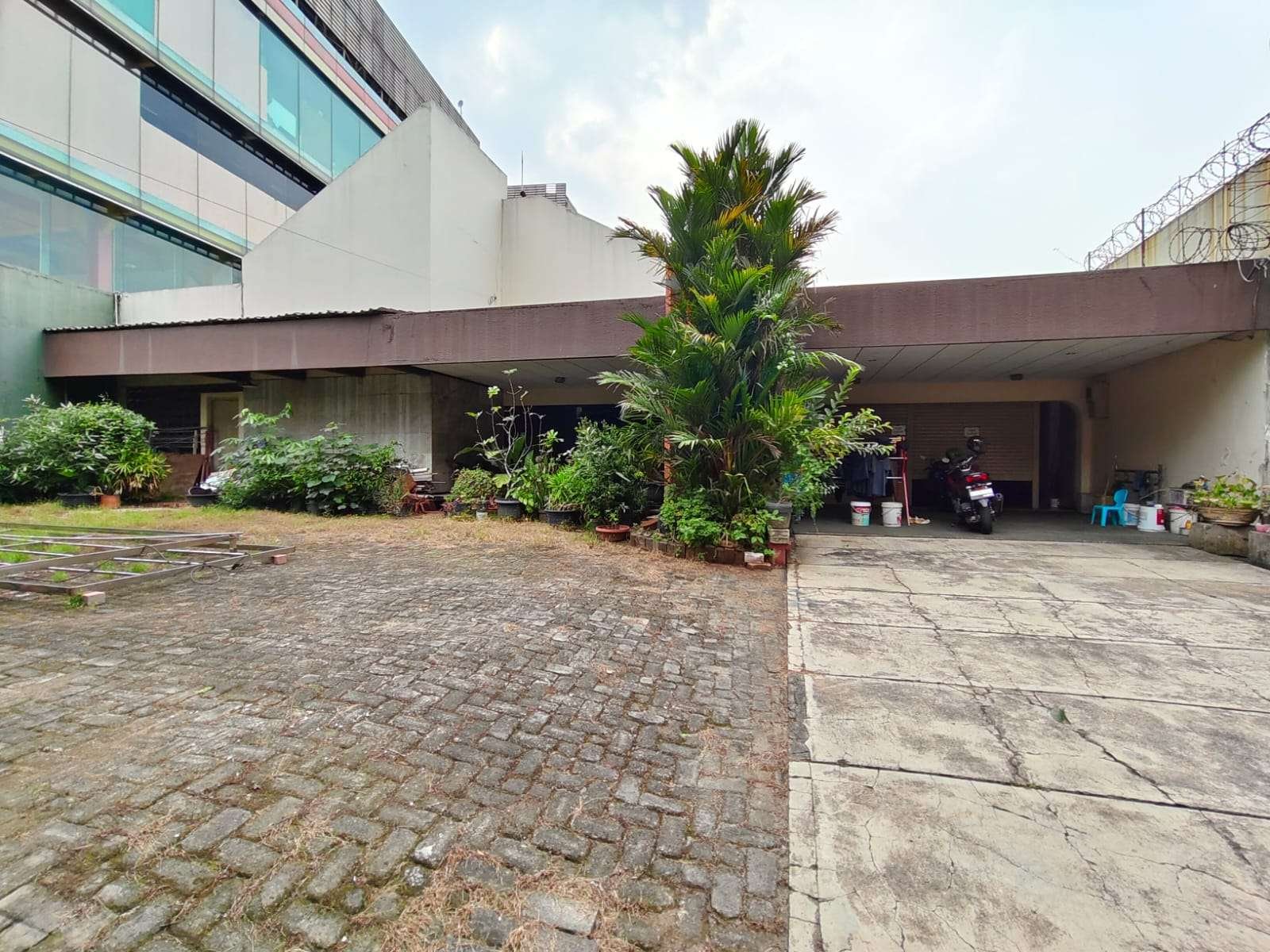 Rumah Di jalan utama Ragunan Jakarta Selatan, bisa KPR