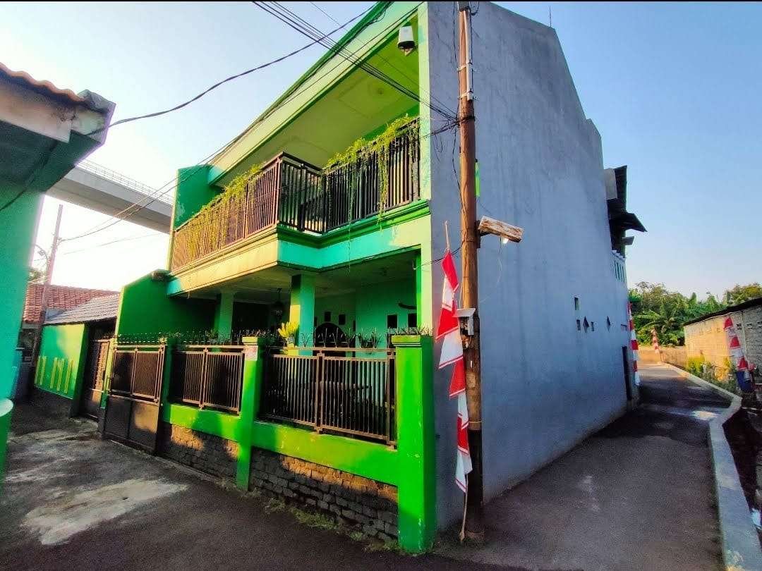 Rumah 2 Lantai Di Ciracas, dekat Stasiun Lrt