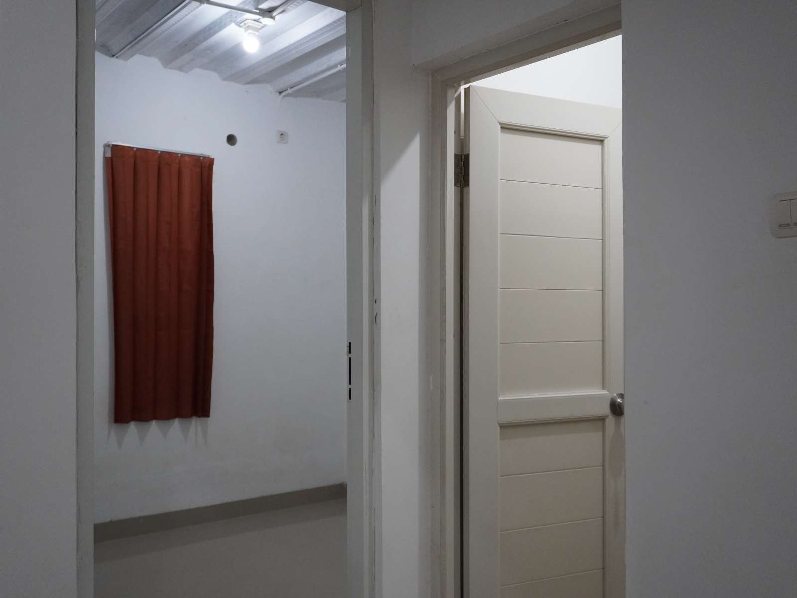 Rumah Siap Huni 1 Lantai dengan Mezzanine di Pondok Ranggon